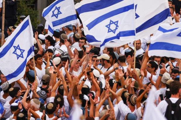 Israelis sing and dance with flags by Damascus gate