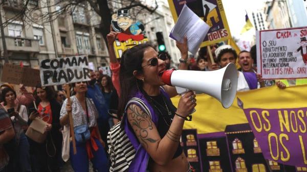 People demo<em></em>nstrate for the right to affordable housing in Lisbon, Portugal, 1 April 2023