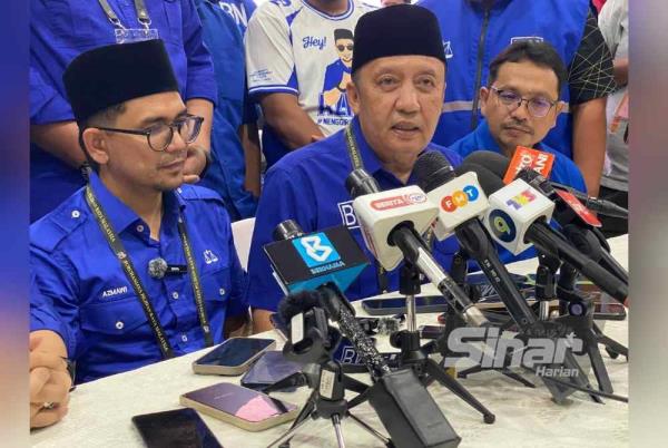 Jazlan (centre) with Awie (left) during a press co<em></em>nference after the announcement of the Nenggiri State Assembly by-election results at Dewan Perdana, Kompleks Perdana Majlis Daerah Gua Musang on Saturday.