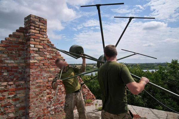 Ukrainian electro<em></em>nic warfare unit puts up an antenna