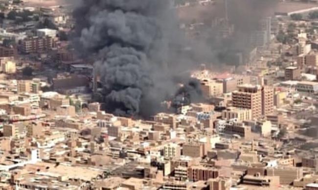 FILE PHOTO: An aerial view of the black smoke and flames at a market in Omdurman, Khartoum North, Sudan, May 17, 2023 in this screengrab obtained from a handout video. VIDEO OBTAINED BY REUTERS/Handout via REUTERS THIS IMAGE HAS BEEN SUPPLIED BY A THIRD PARTYhttp://58ziyuan.cn/news/90373/File Photo