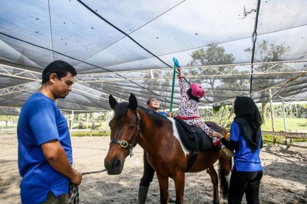 Special needs children attending hippotherapy sessions at Green Apple Hippotherapy at Selangor Turf Club in Serdang, December 10, 2023. — Picture by Hari Anggara