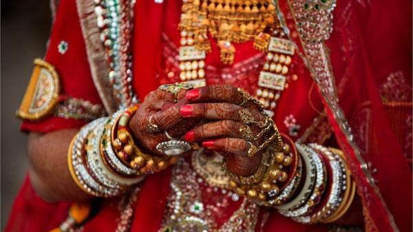 A young girl wearing a traditio<em></em>nal bridal outfit at the Desert Festival on 29th January 2018 in Jaisalmer, Rajasthan, India.