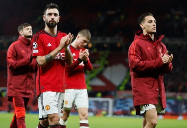 Bruno Fernandes and Antony of Manchester United look dejected after the UEFA Champions League match between Manchester United and FC Bayern Munchen at Old Trafford