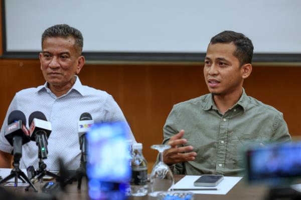 Former Community Communication Department (J-Kom) director-general Datuk Mohammad Agus Yusoff and J-Kom official Abdul Wahab Abdul Kadir Jilani during a press co<em></em>nference in Bangi, November 17, 2023. — Bernama pic