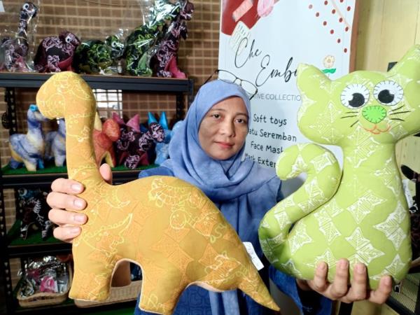 Housewife creates batik soft toys for kids, turns hobby into profit