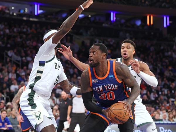 New York Knicks forward Julius Randle (30) drives to the basket as he is double teamed by Milwaukee Bucks forward Bobby Portis (9) and Milwaukee Bucks forward Giannis Antetokounmpo