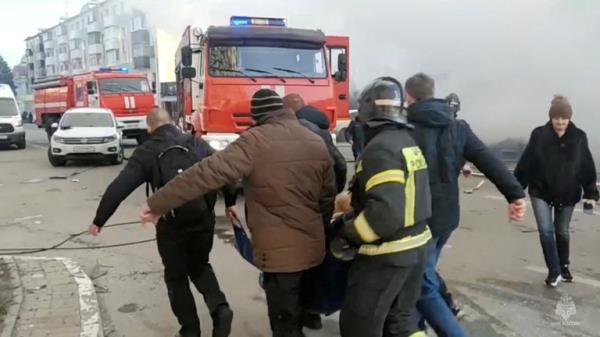 Firefighters extinguish a burning car following what was said to be Ukrainian forces' shelling in the course of Russia-Ukraine conflict, in Belgorod, Russia December 30, 2023, in this still image taken from video. Russian Emergencies Ministry/Handout via REUTERS ATTENTION EDITORS - THIS IMAGE HAS BEEN SUPPLIED BY A THIRD PARTY. NO RESALES. NO ARCHIVES. MANDATORY CREDIT.</p>

<p>　　