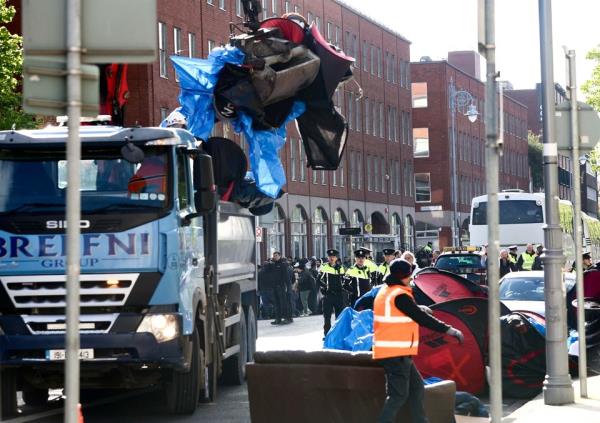 Tent being removed in Dublin city centre