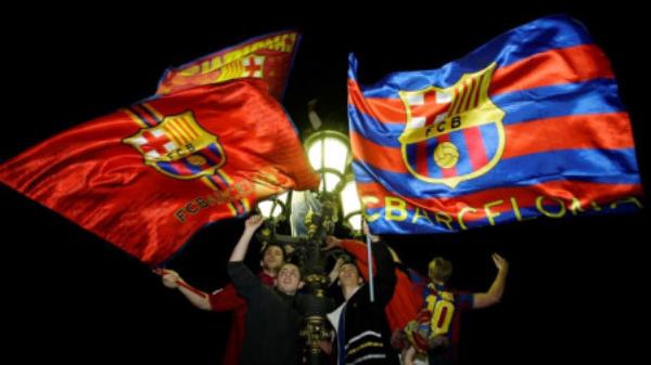 FILE PHOTO: Barcelona's supporters celebrate their victory against Real Madrid in their Spanish League match at Las Ramblas in Barcelona April 11, 2010. Reuters