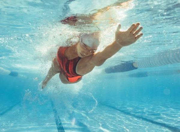 fit woman swimming laps, co<em></em>ncept of workouts that burn the most calories