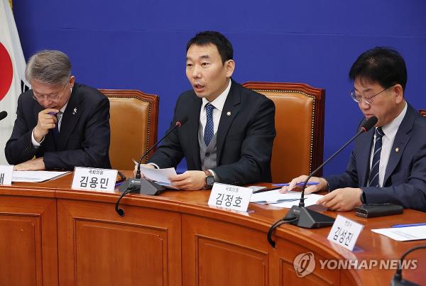 Rep. Kim Yong-min (C) speaks in a meeting in Seoul of the main opposition Democratic Party's special task force to counter crimes committed by prosecutors on Nov. 16, 2023. (Yonhap)