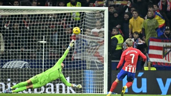 Antoine Griezmann scores a penalty against Getafe