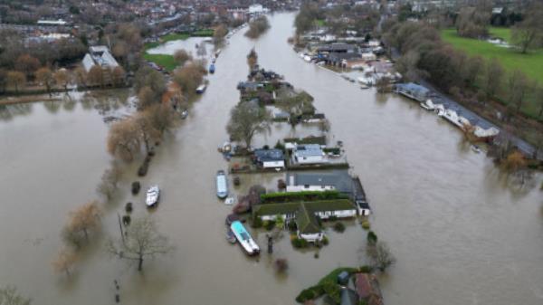 An aerial view shows properties surrounded by floodwater, in the aftermath of Storm Henk, on an island in the River Thames at Henley-on-Thames, Britain, January 5, 2024. REUTERS/Toby Melville</p>

<p>　　