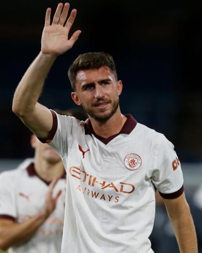 Aymeric Laporte waves