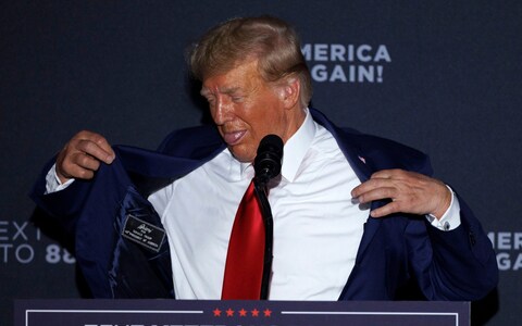 Do<em></em>nald Trump addressing a rally in a warm New Hampshire on Tuesday night