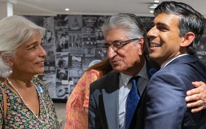 Rishi Sunak with his mother Usha Sunak and father Yashvir Sunak in Lo<em></em>ndon during the first Tory leadership campaign of 2022.