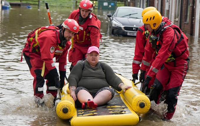 Disabled woman Sarah Packer through flooded streets in Chesterfield after heavy rain - ‘Rain from wrong direction’ blamed for failure to prepare for Storm Babet