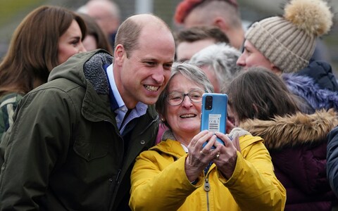 Children were not the o<em></em>nly o<em></em>nes to pose with a Royal on school visit