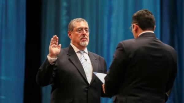 Guatemala President Bernardo Are<em></em>valo swears in during a ceremony at Miguel Angel Asturias theatre in Guatemala City, Guatemala, 15 January, 2024. Photo: REUTERS/Jose Cabezas 