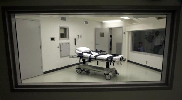 FILE - Alabama's lethal injection chamber at Holman Correctio<em></em>nal Facility in Atmore, Ala., is pictured in this Oct. 7, 2002 file photo. Kenneth Smith, 58, is scheduled to be executed Jan. 25, 2024, at a south Alabama prison by nitrogen gas, a method that has never been used to put a person to death. The 11th U.S. Circuit Court of Appeals will hear arguments Friday, Jan. 19, in Smith's bid to stop the execution from going forward. (AP Photo/File)