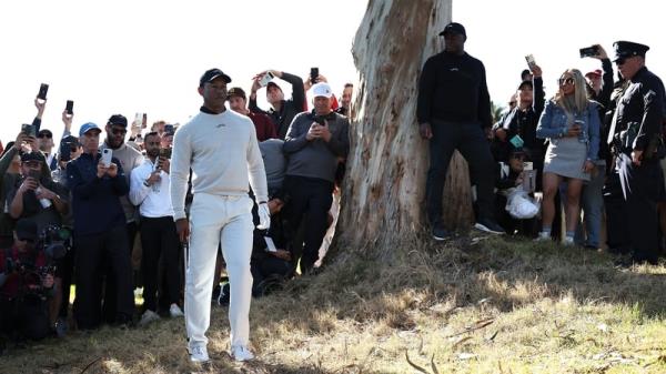 Tiger Woods lines up his shot on the 18th hole at Riviera Country Club