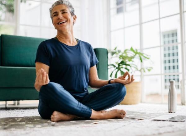 woman meditating, co<em></em>ncept of nighttime habits from lo<em></em>ngest living people