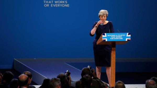 The wording on a slogan is changed after a letter fell away from the backdrop as Britain's Prime Minister Theresa May addresses the Co<em></em>nservative Party conference</p>

<p>　　Pic: Reuters