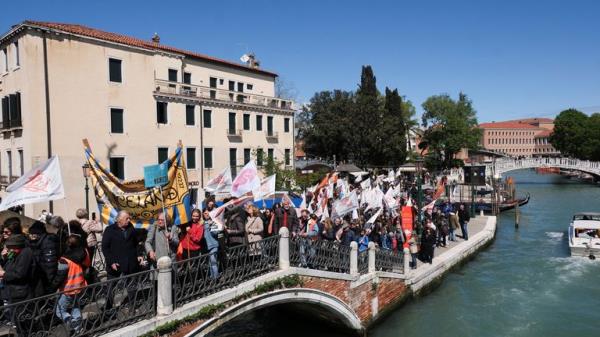 Protest against the introduction of the registration and tourist fee to visit the city of Venice.</p>

<p>　　Pic: Reuters</p>

<p>　　