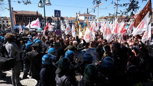 People clash with police as they protest against the introduction of the registration and tourist fee to visit the city of Venice.</p>

<p>　　Pic: Reuters