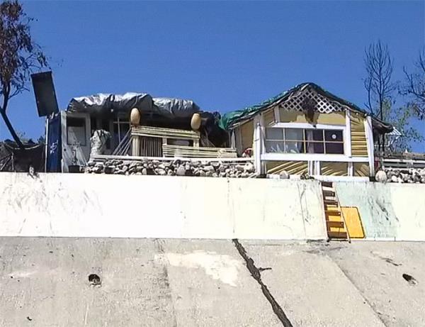 “Give This Man A Job”: Homeless Man Builds Makeshift Home Next To Freeway With Lights, TV, Fridge