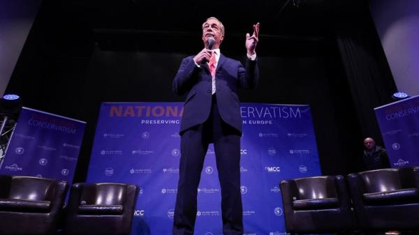 Nigel Farage gestures as he gives a keynote speech</p>

<p>　　Pic: Reuters</p>

<p>　　