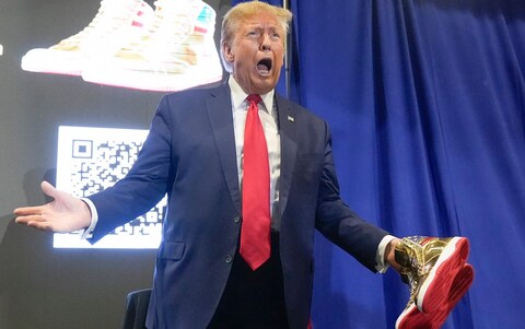 Do<em></em>nald Trump appears at Sneaker Con in Philadelphia wher<em></em>e he reveals his new gold trainers