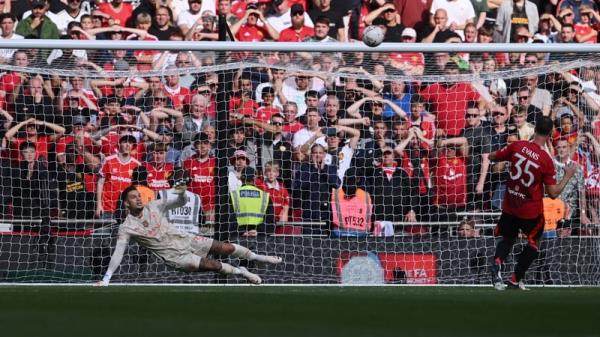 Jo<em></em>nny Evans misses Manchester United's eighth penalty in the shoot-out