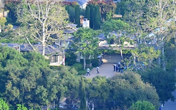 Guests arriving at the wedding of Rupert Murdoch and Elena Zhukova at Murdoch's Bel Air home