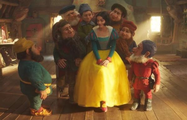 Rachel Zegler ss Snow White surrounded by CGI dwarves.