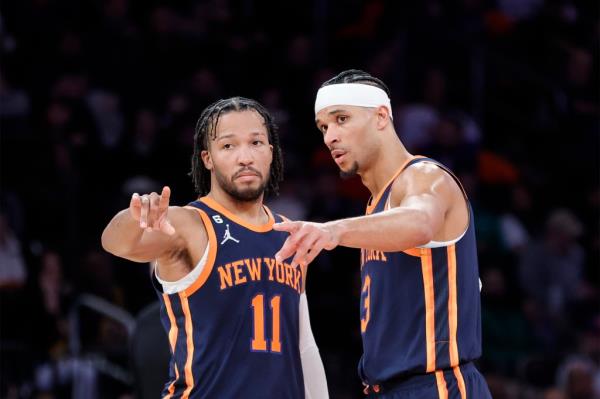 Josh Hart (l.) and Jalen Brunson cross paths during a Feb. 11 Knicks game.