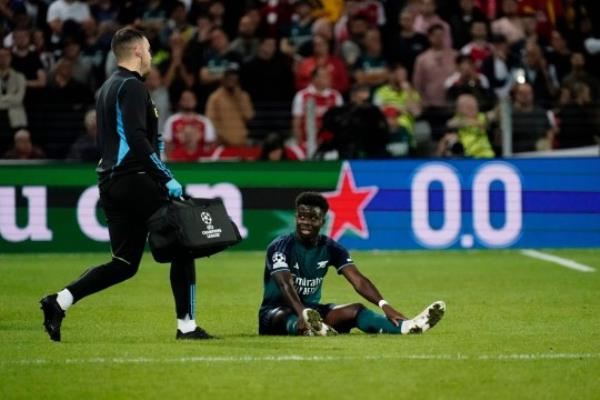 Bukayo Saka of Arsenal has to go off injured vs RC Lens