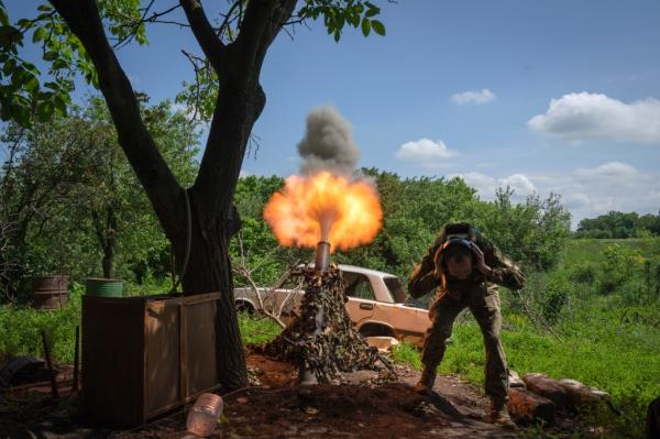 A Ukrainian soldier fires a mortar at Russian positions on the fro<em></em>ntline near Bakhmut.