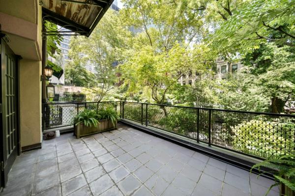 The listing looks out to Turtle Bay Gardens, a lush hangout that o<em></em>nly 20 homes enjoy.