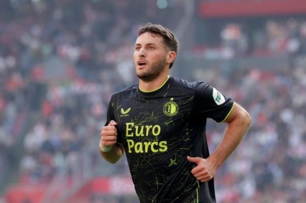 AMSTERDAM, NETHERLANDS - SEPTEMBER 24: Santiago Gimenez of Feyenoord celebrates 0-2 during the Dutch Eredivisie match between Ajax v Feyenoord at the Johan Cruijff Arena on September 24, 2023 in Amsterdam Netherlands (Photo by Angelo Blankespoor/Soccrates/Getty Images)