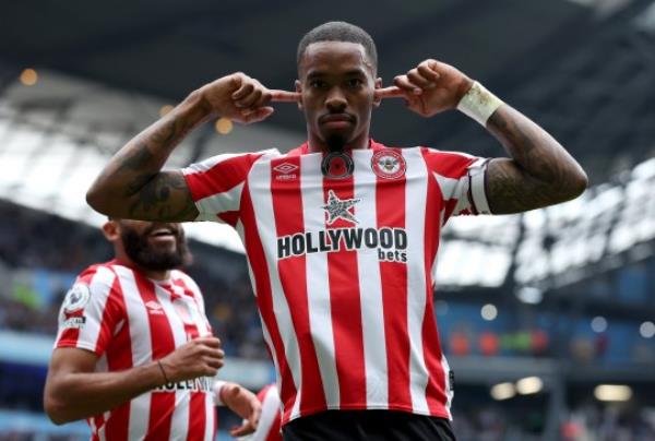 MANCHESTER, ENGLAND - NOVEMBER 12: Ivan To<em></em>ney of Brentford celebrates after scoring their team's first goal during the Premier League match between Manchester City and Brentford FC at Etihad Stadium on November 12, 2022 in Manchester, England. (Photo by Alex Livesey/Getty Images)