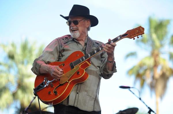 Pio<em></em>neering guitarist Duane Eddy has passed away at the age of 86.