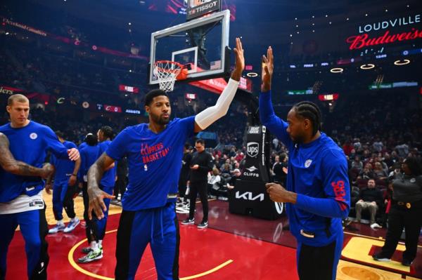 Paul George #13 celebrates with Kawhi Leo<em></em>nard #2 of the LA Clippers prior to the game against the Cleveland Cavaliers.