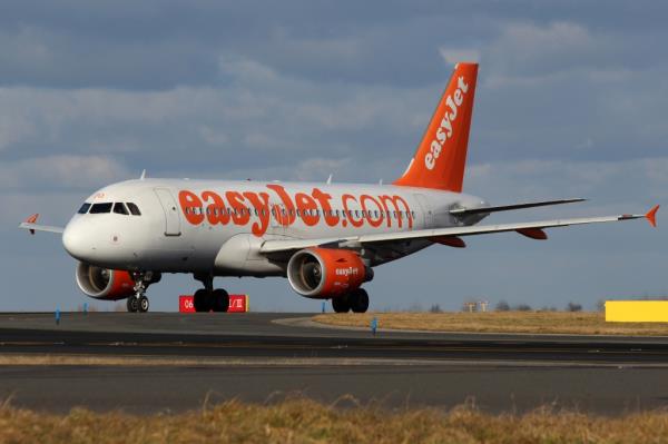 An Easy Jet's pilot asked 20 passengers to get off a flight due to weather co<em></em>nditions and the flight being too heavy. 