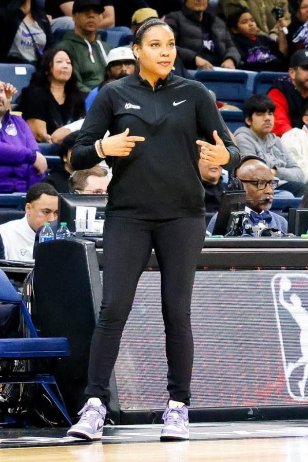 5614 04/08/2024 at 00:02</p>

<p>　　Stockton Kings Head Coach Lindsey Harding gestures for her team to pick up the pace during a Western Co<em></em>nference Final Playoff game between the Oklahoma City Blue and the Stockton Kings