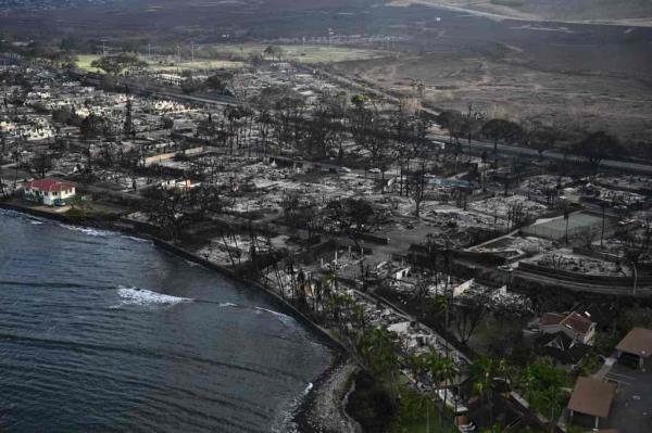 It appeared to be the o<em></em>nly home on the block adjacent to the ocean that survived the blaze.  