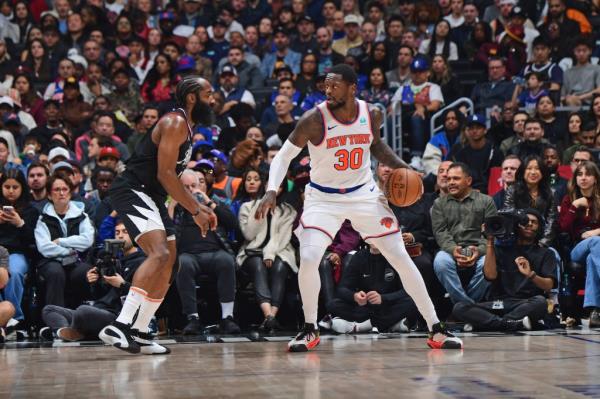 Julius Randle #30 of the New York Knicks dribbles the ball during the game against the LA Clippers