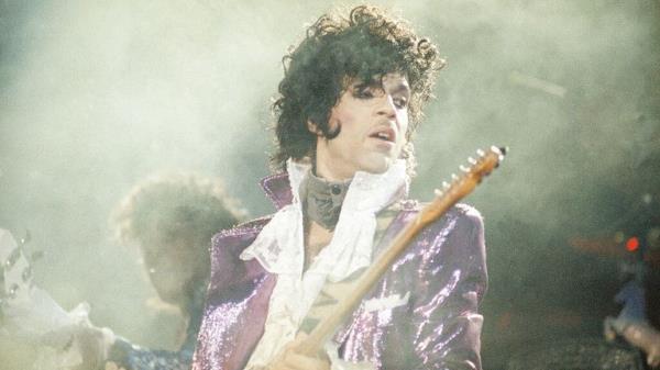 Rock singer Prince performs at the Forum in Inglewood, Calif., during his opening show, Feb. 18, 1985. (AP Photo/Liu Heung Shing)</p>

<p>　　