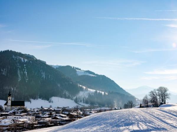 Snowy hill in S?ll overlooking the town